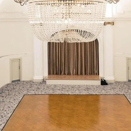 Отель The Grand Center By Dancenter Бристоль